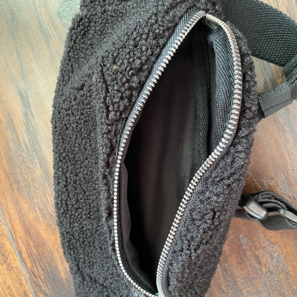 GAP Fanny Pack - Picture 4 of 5